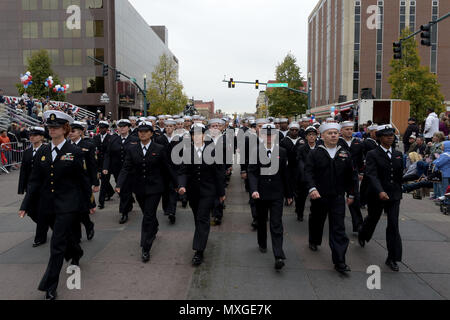 161105-N-WR 119-035 COLORADO SPRINGS, Colo (5. November 2016) Segler aus Navy Operational Support Center Fort Carson März während des Colorado Springs Veterans Day Parade. Die Parade geehrt US-service Mitglieder der Vergangenheit und Gegenwart in diesem Jahr Veterans Day am 07.11.11 zu gedenken. (Foto von Petty Officer First Class Gilbert Bolibol/Freigegeben) Stockfoto