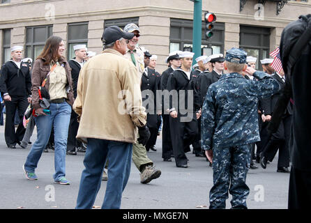 161105-N-WR 119-028 COLORADO SPRINGS, Colo (November 5, 2016) ein Kind begrüßt die Matrosen vom Navy Operational Support Center Fort Carson während des Colorado Springs Veterans Day Parade. Die Parade geehrt US-service Mitglieder der Vergangenheit und Gegenwart in diesem Jahr Veterans Day am 07.11.11 zu gedenken. (Foto von Petty Officer Third Class Abtei Vogler/Freigegeben) Stockfoto