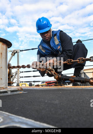 161107-N-TP 832-012 JACKSONVILLE, Fla. (Nov. 7, 2016) - Petty Officer 1st Class Anthony Hoster, zugeordnet zu den Cyclone klasse Küsten Schiff USS Zephyr (PC 8), bereitet die Schiffe ankern underweigh zu erhalten. (U.S. Marine Foto von Seemann Michael Lopez/Freigegeben) Stockfoto