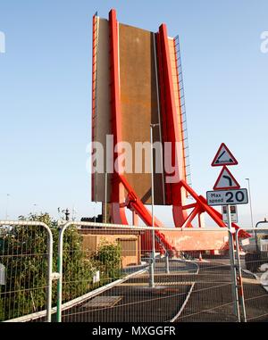 Wirral, Großbritannien. 3 Jun, 2018. Eine neue Brücke, Wirral verursachen mehr und mehr Probleme auf Grund gebaut 4 ft kurz, die Brücke wurde wegen der frühen 2018 Credit Ian Fairbrother/Alamy leben Nachrichten abgeschlossen werden Stockfoto