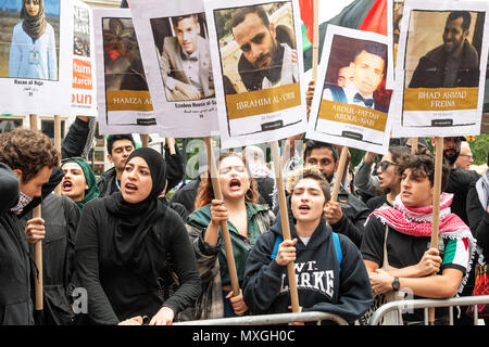 Gesehen pro-palestinian Demonstranten protestieren gegen die Feiern Israel Parade auf der Fifth Avenue in New York City. Eine Parade in New York City zum 70. Jahrestag der Gründung der israelischen Nation zu feiern. Stockfoto