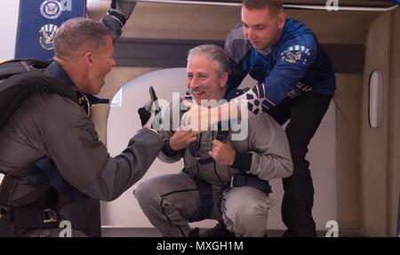 Komiker Jon Stewart Praktiken Flugzeug verlassen mit seinem Ausbilder Air Force MSgt. Joshua Pickering, Links, bevor Sie ein Tandem Fallschirmspringen bei der US Air Force Academy 2. Juni, in Colorado Springs, Colorado 2018. Stewart ist Gastgeber der jährlichen Krieger Spiele an der Akademie statt. Stockfoto