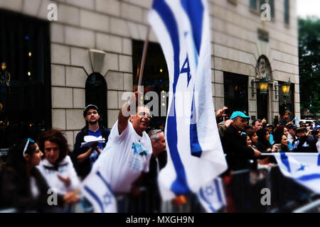 New York, NY, USA. 3. Juni 2018. Publikum an den Feiern Israel Parade entlang der 5th Avenue in New York City am 3. Juni 2018 in New York City statt. Quelle: MPI 43/Media Punch/Alamy leben Nachrichten Stockfoto