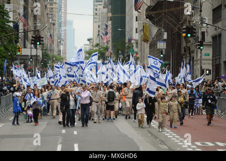 New York, USA. 3 Jun, 2018. Menschen beteiligen sich an den jährlichen Feiern Israel Parade am Juni 3, 2018, in New York City. Credit: Erik Pendzich/Alamy leben Nachrichten Stockfoto