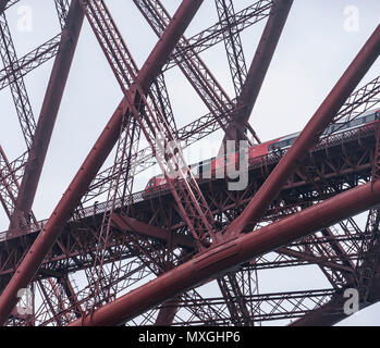 Virgin Trains nach Süden gehen - mit der Ostküste rail line Franchise fällig am 24. Juni, zu kündigen, eine der letzten Virgin Trains nach Süden über die 128-yeat - alte Forth Bridge - eine Studie in Rot, wie die Buchführung des Virgin-Stagecoach joint venture Stockfoto