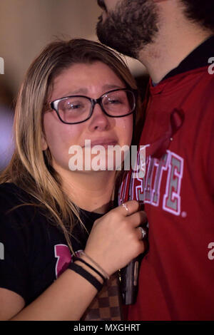 Parkland, FL, USA. 16 Feb, 2018. Ein junger Frauen Orte Blumen an einer Gedenkstätte, ehrt die Opfer der Masse schießen auf Marjory Stoneman Douglas High School, At Pine Trail Park am 16. Februar in Parkland, Florida 2018. Polizei verhaftet 19-jährigen ehemaligen Schüler Nikolas Cruz für die Ermordung von 17 Personen an der High School. Personen: Atmosphäre Credit: Hoo Me.Com/Media Punch/Alamy leben Nachrichten Stockfoto