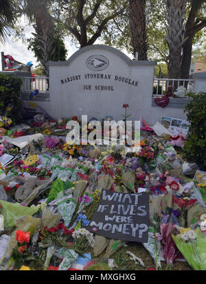 PARKLAND, FL - Februar 23 Schüsse erklang für 4 Minuten als bewaffnete Stellvertretender gewartet, wo 17 Menschen ermordet wurden. Schüler und Lehrer zurück zu Marjory Stoneman Douglas High School am 23. Februar in Parkland, Florida 2018. Personen: Marjory Stoneman Douglas High School Credit: hoo-me.com/MediaPunch Stockfoto