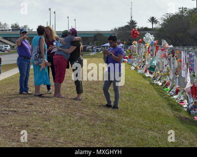 PARKLAND, FL - Februar 23 Schüsse erklang für 4 Minuten als bewaffnete Stellvertretender gewartet, wo 17 Menschen ermordet wurden. Schüler und Lehrer zurück zu Marjory Stoneman Douglas High School am 23. Februar in Parkland, Florida 2018. Personen: Marjory Stoneman Douglas High School Credit: hoo-me.com/MediaPunch Stockfoto