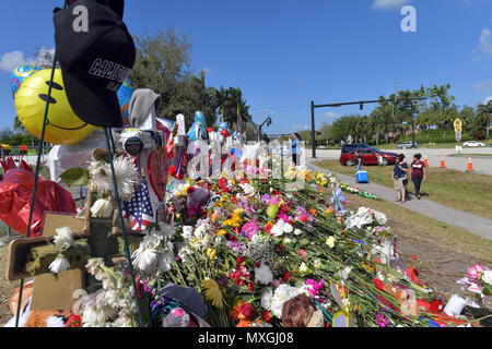 PARKLAND, FL - Februar 23 Schüsse erklang für 4 Minuten als bewaffnete Stellvertretender gewartet, wo 17 Menschen ermordet wurden. Schüler und Lehrer zurück zu Marjory Stoneman Douglas High School am 23. Februar in Parkland, Florida 2018. Personen: Marjory Stoneman Douglas High School Credit: hoo-me.com/MediaPunch Stockfoto