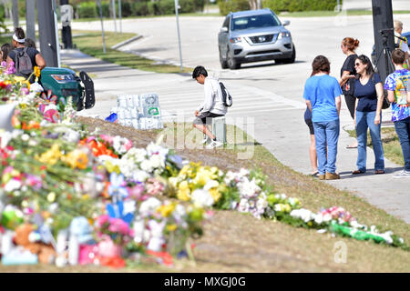 PARKLAND, FL - Februar 23 Schüsse erklang für 4 Minuten als bewaffnete Stellvertretender gewartet, wo 17 Menschen ermordet wurden. Schüler und Lehrer zurück zu Marjory Stoneman Douglas High School am 23. Februar in Parkland, Florida 2018. Personen: Marjory Stoneman Douglas High School Credit: hoo-me.com/MediaPunch Stockfoto