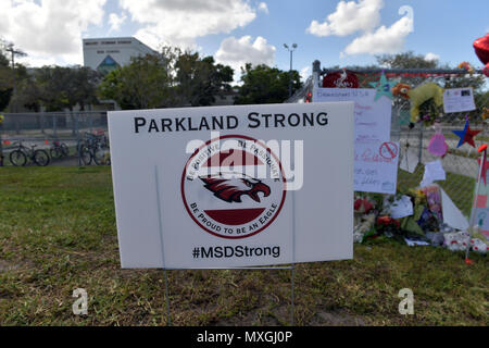 PARKLAND, FL - Februar 23 Schüsse erklang für 4 Minuten als bewaffnete Stellvertretender gewartet, wo 17 Menschen ermordet wurden. Schüler und Lehrer zurück zu Marjory Stoneman Douglas High School am 23. Februar in Parkland, Florida 2018. Personen: Marjory Stoneman Douglas High School Credit: hoo-me.com/MediaPunch Stockfoto