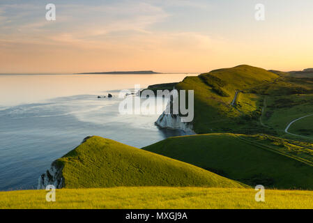 Blumen Barrow, East Lulworth, Dorset, Großbritannien. 3. Juni 2018. Blick über die Bucht und Worbarrow Mupe Bay auf der Isle of Portland aus der Eisenzeit Hill fort von Blumen Barrow am Lulworth Armee an der Jurassic Coast von Dorset, die durch herrlichen Sonnenschein am späten Abend kurz vor Sonnenuntergang beleuchtet wird. Dieser wunderschönen Küste hat begrenzten Zugang der Öffentlichkeit, da es eine Armee Feuern hat seit dem Zweiten Weltkrieg. Die Spaziergänge sind öffentlich an den meisten Wochenenden und in den Schulferien. Foto: Graham Jagd-/Alamy leben Nachrichten Stockfoto