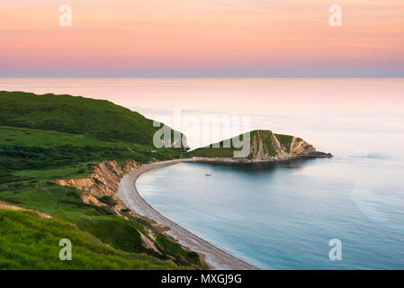 Blumen Barrow, East Lulworth, Dorset, Großbritannien. 3. Juni 2018. Die felsigen Landspitze von Warbarrow Tout bei Warbarrow Bucht gesehen aus der Eisenzeit Hill fort von Blumen Barrow am Lulworth Armee Strecke nahe Osten Lulworth auf der Jurassic Coast von Dorset bei Sonnenuntergang. Dieser wunderschönen Küste hat begrenzten Zugang der Öffentlichkeit, da es eine Armee Feuern hat seit dem Zweiten Weltkrieg. Die Spaziergänge sind öffentlich an den meisten Wochenenden und in den Schulferien und enthält das verlorene Dorf Tynham. Foto: Graham Jagd-/Alamy leben Nachrichten Stockfoto