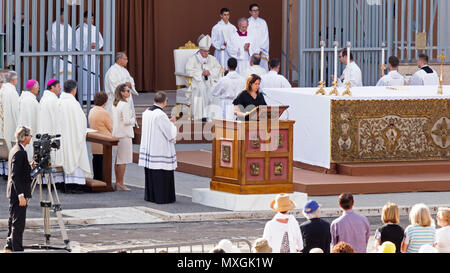 Ostia Lido - Rom, Italien, 3. Juni 2018: Papst Francesco Bergoglio feiert die Corpus Domini Masse in Sant Monica Platz. Credit: Equatore/Alamy leben Nachrichten Stockfoto