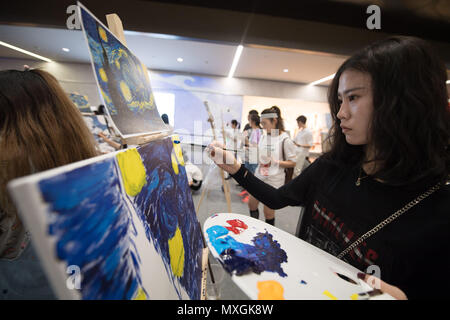 Taiyuan, Taiyuan, China. 4. Juni 2018. Taiyuan, China, 4. Juni 2018: Hundert und fünfzig Maler zeichnen das bekannte Gemälde von Vincent van Gogh "Die Sternennacht" in Taiyuan, Provinz Shanxi im Norden Chinas. Credit: SIPA Asien/ZUMA Draht/Alamy leben Nachrichten Stockfoto