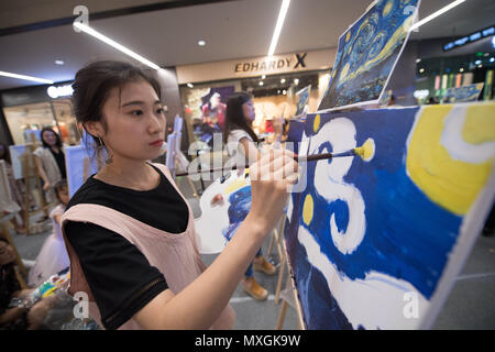 Taiyuan, Taiyuan, China. 4. Juni 2018. Taiyuan, China, 4. Juni 2018: Hundert und fünfzig Maler zeichnen das bekannte Gemälde von Vincent van Gogh "Die Sternennacht" in Taiyuan, Provinz Shanxi im Norden Chinas. Credit: SIPA Asien/ZUMA Draht/Alamy leben Nachrichten Stockfoto
