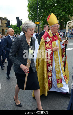 London, UK, 3 Jun, 2018 Theresa May, Premierminister, Konservative Partei führt die Prozession mit Christopher Chessun, der Bischof von Southwark von Southwark Cathedral, der London Bridge. London Bridge Terroranschlag ersten Jahrestag. Credit: JOHNNY ARMSTEAD/Alamy leben Nachrichten Stockfoto