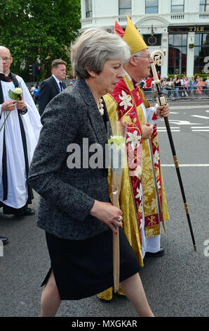 London, UK, 3 Jun, 2018 Theresa May, Premierminister, Konservative Partei führt die Prozession mit Christopher Chessun, der Bischof von Southwark von Southwark Cathedral, der London Bridge. London Bridge Terroranschlag ersten Jahrestag. Credit: JOHNNY ARMSTEAD/Alamy leben Nachrichten Stockfoto
