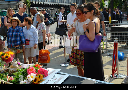 London, UK, 3 Jun, 2018 Freunde, Verwandte und beteiligten Dienststellen der Mitglieder nehmen an einer Prozession von Southwark Cathedral, der London Bridge Blumen zu legen. London Bridge Terroranschlag ersten Jahrestag. Credit: JOHNNY ARMSTEAD/Alamy leben Nachrichten Stockfoto