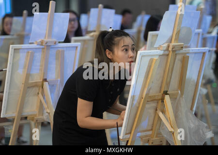 Taiyuan, Taiyuan, China. 4. Juni 2018. Taiyuan, China, 4. Juni 2018: Hundert und fünfzig Maler zeichnen das bekannte Gemälde von Vincent van Gogh "Die Sternennacht" in Taiyuan, Provinz Shanxi im Norden Chinas. Credit: SIPA Asien/ZUMA Draht/Alamy leben Nachrichten Stockfoto