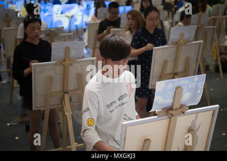 Taiyuan, Taiyuan, China. 4. Juni 2018. Taiyuan, China, 4. Juni 2018: Hundert und fünfzig Maler zeichnen das bekannte Gemälde von Vincent van Gogh "Die Sternennacht" in Taiyuan, Provinz Shanxi im Norden Chinas. Credit: SIPA Asien/ZUMA Draht/Alamy leben Nachrichten Stockfoto