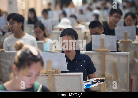 Taiyuan, Taiyuan, China. 4. Juni 2018. Taiyuan, China, 4. Juni 2018: Hundert und fünfzig Maler zeichnen das bekannte Gemälde von Vincent van Gogh "Die Sternennacht" in Taiyuan, Provinz Shanxi im Norden Chinas. Credit: SIPA Asien/ZUMA Draht/Alamy leben Nachrichten Stockfoto