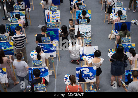 Taiyuan, Taiyuan, China. 4. Juni 2018. Taiyuan, China, 4. Juni 2018: Hundert und fünfzig Maler zeichnen das bekannte Gemälde von Vincent van Gogh "Die Sternennacht" in Taiyuan, Provinz Shanxi im Norden Chinas. Credit: SIPA Asien/ZUMA Draht/Alamy leben Nachrichten Stockfoto