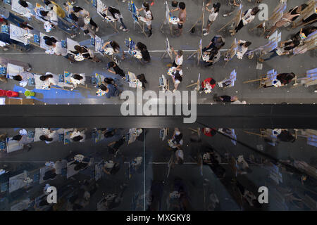 Taiyuan, Taiyuan, China. 4. Juni 2018. Taiyuan, China, 4. Juni 2018: Hundert und fünfzig Maler zeichnen das bekannte Gemälde von Vincent van Gogh "Die Sternennacht" in Taiyuan, Provinz Shanxi im Norden Chinas. Credit: SIPA Asien/ZUMA Draht/Alamy leben Nachrichten Stockfoto