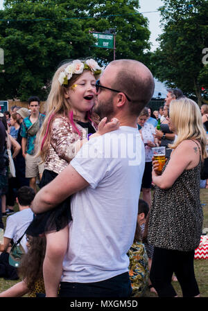 Vater Holding junge Tochter, an der alle Punkte im Osten Musik Festival, 3. Juni 2018, Victoria Park, London, England, Großbritannien Stockfoto