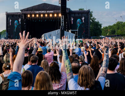 Masse heben die Hand, während Patti Smith an der alle Punkte im Osten Musik Festival spielt, 3. Juni 2018, Victoria Park, London, England, Großbritannien Stockfoto