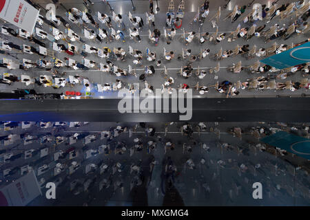 Taiyuan, Taiyuan, China. 4. Juni 2018. Taiyuan, China, 4. Juni 2018: Hundert und fünfzig Maler zeichnen das bekannte Gemälde von Vincent van Gogh "Die Sternennacht" in Taiyuan, Provinz Shanxi im Norden Chinas. Credit: SIPA Asien/ZUMA Draht/Alamy leben Nachrichten Stockfoto