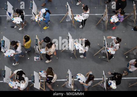 Taiyuan, Taiyuan, China. 4. Juni 2018. Taiyuan, China, 4. Juni 2018: Hundert und fünfzig Maler zeichnen das bekannte Gemälde von Vincent van Gogh "Die Sternennacht" in Taiyuan, Provinz Shanxi im Norden Chinas. Credit: SIPA Asien/ZUMA Draht/Alamy leben Nachrichten Stockfoto