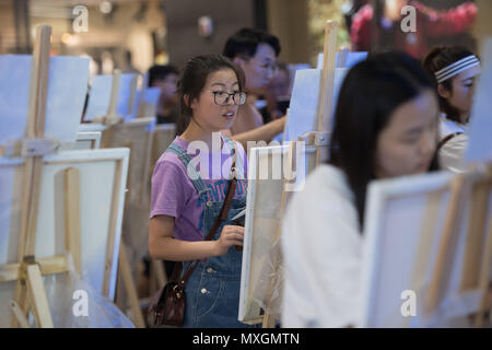 Taiyuan, Taiyuan, China. 4. Juni 2018. Taiyuan, China, 4. Juni 2018: Hundert und fünfzig Maler zeichnen das bekannte Gemälde von Vincent van Gogh "Die Sternennacht" in Taiyuan, Provinz Shanxi im Norden Chinas. Credit: SIPA Asien/ZUMA Draht/Alamy leben Nachrichten Stockfoto