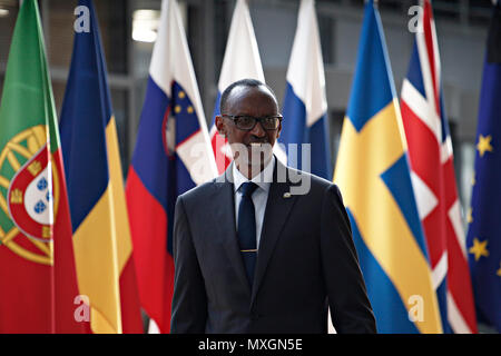 Brüssel, Belgien. 4. Juni 2018. Donald Tusk, der Präsident des Europäischen Rates begrüßt den Präsidenten von Ruanda, Paul Kagame auf Europäischer Rat Sitz. Alexandros Michailidis/Alamy leben Nachrichten Stockfoto