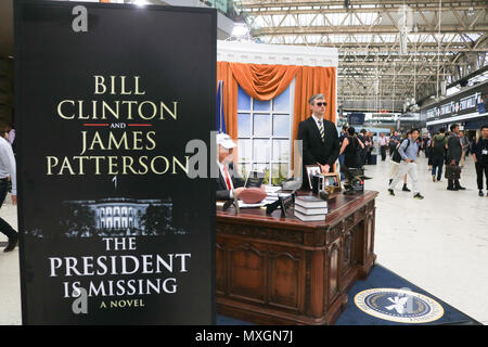 London, Großbritannien. 4. Juni 2018. Ein Donald Trump Imitator sitzt hinter einem Replikat Oval Office bei einer Buchpräsentation am Waterloo Bahnhof' Der Präsident fehlt" fördern, ein Roman von Bill Clinton Co mit James Patterson Credit geschrieben: Amer ghazzal/Alamy leben Nachrichten Stockfoto