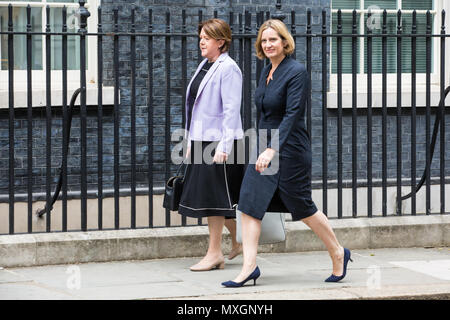 London, Großbritannien. 4. Juni 2018. Maria Miller, der konservative Abgeordnete für Basingstoke, und Amber Rudd, ehemaliger Innenminister, Ankunft in Downing Street 10 für ein Treffen. Credit: Mark Kerrison/Alamy leben Nachrichten Stockfoto