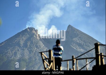 (180604) - YOGYAKARTA, 4. Juni 2018 (Xinhua) - Foto am 4. Juni, 2018 zeigt die Einfassung Merapi in Yogyakarta, Indonesien. Indonesien die aktivsten Vulkan Merapi auf Java Insel eine Spalte vulkanischer Asche, 6 km in die Luft am Freitag und einem top Warnung beachten Sie gespuckt hat für Passagierflugzeuge vorgestellt worden, ein Regierungsbeamter bekannt gegeben. (Xinhua / supriyanto) (SRB) Stockfoto