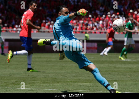 San Jose, Costa Rica. 3. Juni 2018. Keylor Navas, Torwart von Costa Rica kickt den Ball während eines internationalen Testspiel gegen Nordirland vor der FIFA WM Russland 2018 in San Jose, Costa Rica, am 3. Juni 2018. Costa Rica gewann 3-0. Credit: Kent Gilbert/Xinhua/Alamy leben Nachrichten Stockfoto