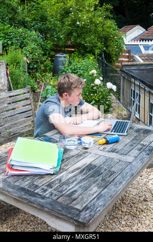 Bath, Somerset, Großbritannien. Juni 2018. 17-jähriger Student, der seine A-Prüfungen überarbeiten will, die diese Woche im Garten seines Hauses beginnen. Stockfoto