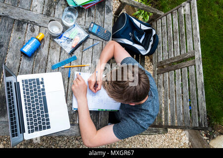 Bath, Somerset, Großbritannien. Juni 2018. 17-jähriger Student, der seine A-Prüfungen überarbeiten will, die diese Woche im Garten seines Hauses beginnen.