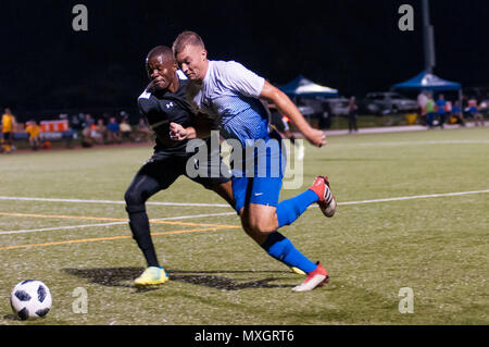 Juni 3, 2018 - Fort Bragg, North Carolina, USA - Juni 3, 2018 - Fort Bragg, N.C., USA - All-Air Kraft Fußball 1. Lt. Andrew Belk (13) und All-Army Fußball Staff Sgt. Stephen Mulonzi (4) Kampf um den Ball während der ersten Runde Übereinstimmung zwischen der US Army und US Air Force an die 2018 Streitkräfte MenÃ • s Fußball Meisterschaft, an Hedrick Stadion, auf Fort Bragg. Air Force, die verteidigenden Streitkräfte Champions, besiegte Armee 2-1 in den überstunden. Die Streitkräfte MenÃ • s Fußball Meisterschaft wird alle zwei Jahre durchgeführt. (Bild: © Timothy L. Hale über ZUMA Draht) Stockfoto