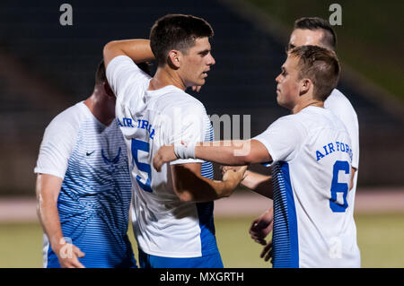 Juni 3, 2018 - Fort Bragg, North Carolina, USA - Juni 3, 2018 - Fort Bragg, N.C., USA - All-Air Kraft Fußball 2. Lt Ryan Ward (6) und All-Air Kraft Fussball Senior Airman Andrew Sanders (15) reagieren in einer ersten Runde zwischen der US Army und US Air Force an die 2018 Streitkräfte MenÃ • s Fußball Meisterschaft, an Hedrick Stadion, auf Fort Bragg. Air Force, die verteidigenden Streitkräfte Champions, besiegte Armee 2-1 in den überstunden. Die Streitkräfte MenÃ • s Fußball Meisterschaft wird alle zwei Jahre durchgeführt. (Bild: © Timothy L. Hale über ZUMA Draht) Stockfoto