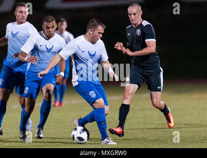 Juni 3, 2018 - Fort Bragg, North Carolina, USA - Juni 3, 2018 - Fort Bragg, N.C., USA - All-Air Kraft Fußball 2. Lt Ryan Ward (6) und All-Army Fußball Staff Sgt. Joseph Karslo (3) in Aktion in einer ersten Runde zwischen der US Army und US Air Force an die 2018 Streitkräfte MenÃ • s Fußball Meisterschaft, an Hedrick Stadion, auf Fort Bragg. Air Force, die verteidigenden Streitkräfte Champions, besiegte Armee 2-1 in den überstunden. Die Streitkräfte MenÃ • s Fußball Meisterschaft wird alle zwei Jahre durchgeführt. (Bild: © Timothy L. Hale über ZUMA Draht) Stockfoto