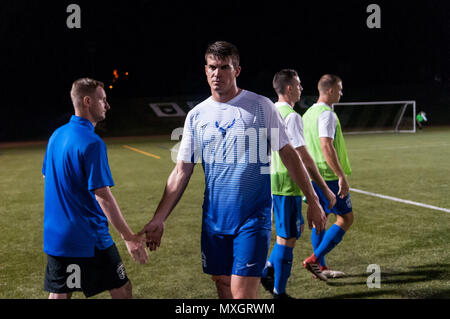 Juni 3, 2018 - Fort Bragg, North Carolina, USA - Juni 3, 2018 - Fort Bragg, N.C., USA - All-Air tritt Fußball-Kapitän Eric Wilson (20) verlässt das Feld nach der ersten Runde Übereinstimmung zwischen der US Army und US Air Force an die 2018 Streitkräfte MenÃ • s Fußball Meisterschaft, an Hedrick Stadion, auf Fort Bragg. Air Force, die verteidigenden Streitkräfte Champions, besiegte Armee 2-1 in den überstunden. Die Streitkräfte MenÃ • s Fußball Meisterschaft wird alle zwei Jahre durchgeführt. (Bild: © Timothy L. Hale über ZUMA Draht) Stockfoto