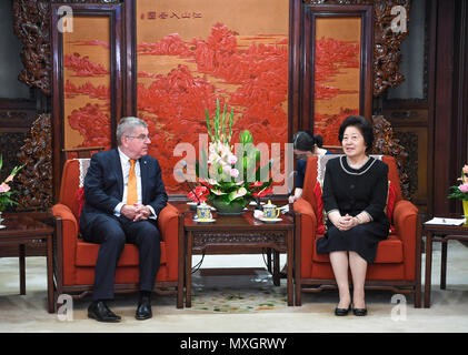 Peking, China. 4. Juni 2018. Chinesischen Vizepremier Sun Chunlan (R) trifft mit dem Internationalen Olympischen Komitee (IOC) Präsident Thomas Bach in Peking, der Hauptstadt von China, 4. Juni 2018. Credit: Zhang Ling/Xinhua/Alamy leben Nachrichten Stockfoto