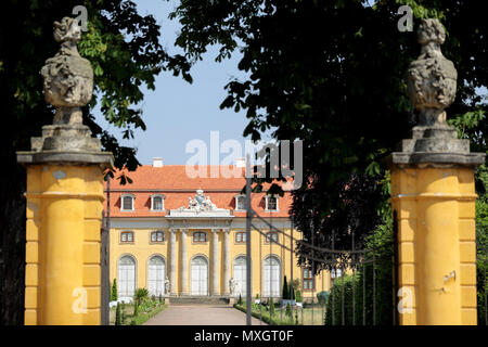 28. Mai 2018, Deutschland, Mosigkau: Das von außen renoviert Mosigkau schloss. Das Schloss hat ein neues Dach in den letzten Monaten eingegangen. Die Front wurde auch aktualisiert. Das Schloss Ensemble ist ein integraler Bestandteil der UNESCO Weltkulturerbe 'Dessau - Wörlitzer Gartenreich". Die Burg, die zwischen 1752 - 1757 erbaut, war die Sommerresidenz für Prinzessin Anna Wilhelmine von Anhalt-Dessau. Foto: Jan Woitas/dpa-Zentralbild/ZB Stockfoto