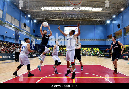 Juni 3, 2018 - Xi'An, Xi'an, China - Xi'an, China, 3. Juni 2018: Amerikanische ehemalige professioneller Basketballspieler Stephon Marbury zahlt sich ein Besuch in Xi'an, Provinz Shaanxi im Nordwesten Chinas. (Bild: © SIPA Asien über ZUMA Draht) Stockfoto