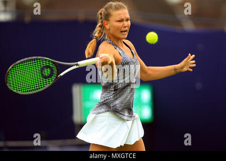 Surrey, Großbritannien. 4. Juni 2018. Marina Melinikova Russlands in Aktion gegen La Villa Fourlis von Australien. Fuzion anzeigen 100 Surbiton Trophy 2018 Tennis Event, Tag 3 Am Surbiton Racket- und Fitness Club in Surbiton, Surrey am Montag, den 4. Juni 2018. Dieses Bild dürfen nur für redaktionelle Zwecke verwendet werden. Redaktionelle Verwendung nur, pic von Steffan Bowen/Andrew Orchard sport Fotografie/Alamy leben Nachrichten Stockfoto