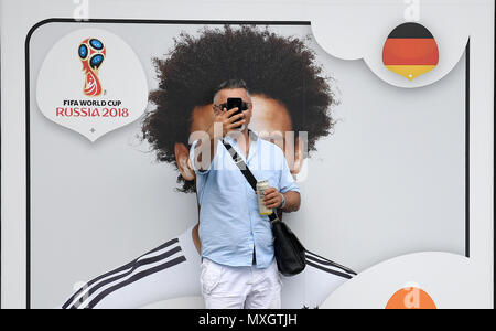 04 Juni 2018, Deutschland, Dortmund: Fussball: Wm, National Team. Ein Mann mit einem selfie vor dem Bild der Deutschen Nationalmannschaft Spieler Leroy Sane auf der Außenwand des Fußball-Museum. Bundestrainer Löw hat heute das endgültige Line-up der Deutschen Mannschaft vor der WM 2018. Foto: Ina Faßbender/dpa Stockfoto