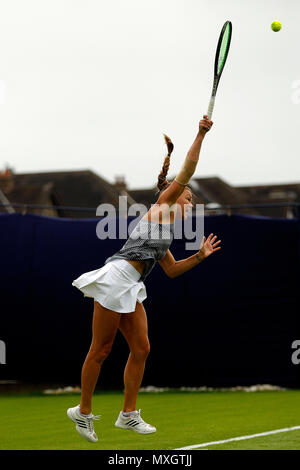 Surrey, Großbritannien. 4. Juni 2018. Marina Melinikova Russlands dient gegen La Villa Fourlis von Australien. Fuzion anzeigen 100 Surbiton Trophy 2018 Tennis Event, Tag 3 Am Surbiton Racket- und Fitness Club in Surbiton, Surrey am Montag, den 4. Juni 2018. Dieses Bild dürfen nur für redaktionelle Zwecke verwendet werden. Redaktionelle Verwendung nur, pic von Steffan Bowen/Andrew Orchard sport Fotografie/Alamy leben Nachrichten Stockfoto